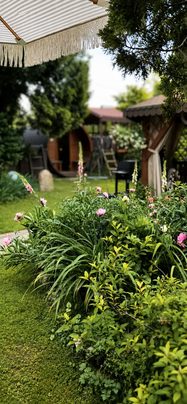 Ogród z zielenią i ścieżką w Kordylówce — agroturystyka nad Nidą, Ponidzie