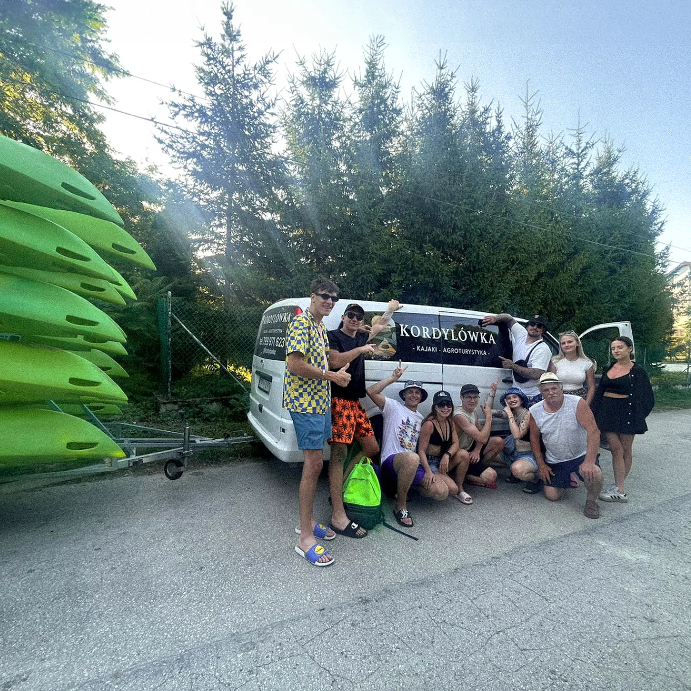 Grupa przy busie Kordylówki z kajakami — bezpłatny transport na spływ, Ponidzie