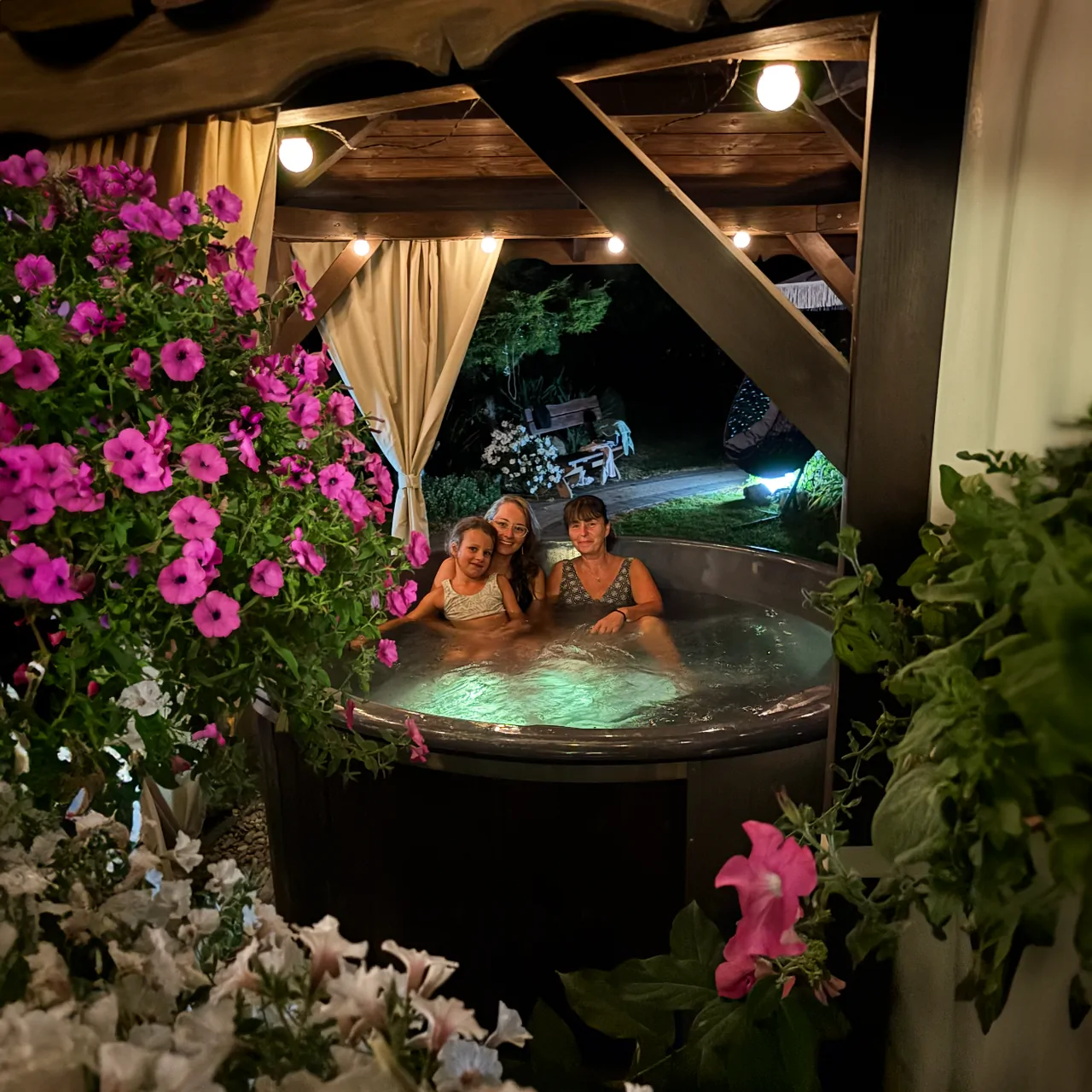 Jacuzzi w ogrodzie Kordylówki wieczorem — bezpłatny relaks po spływie kajakowym